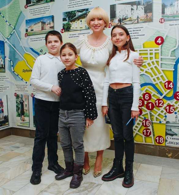 "Им нужнее": известная певица призвала звезд отдать гонорары в пользу беженцев ДНР и ЛНР